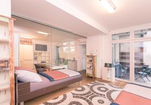 1 dormitorio con 1 cama y escritorio en una habitación en Senator Flats - Paulus, en Viena