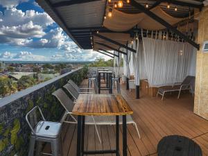 un patio con tavoli e sedie su un balcone di Hotel Quinto Nivel a San José del Guaviare