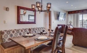 una sala da pranzo con tavolo e sedie in legno di Bear Claw 516 - Bear Claw II Building a Steamboat Springs