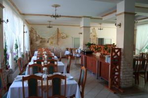 a dining room with tables and chairs in a restaurant at Dom Wypoczynkowy Passat in Niechorze