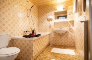 a bathroom with a toilet and a sink at Köcks Bed & Breakfast in Galtür