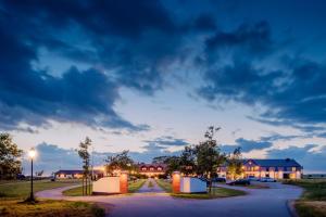 una carretera que conduce a una casa con luz de la calle en Hotell Mossbylund en Abbekås