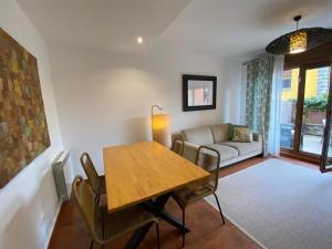 a living room with a wooden table and chairs at Alojamiento el Dorado in Llanes