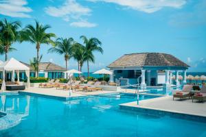 Bazén v ubytování JOIA Rose Hall by Iberostar nebo v jeho okolí