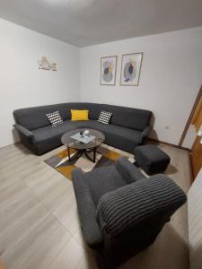 uma sala de estar com um sofá e uma mesa em Ana & Olja 2 em Pale