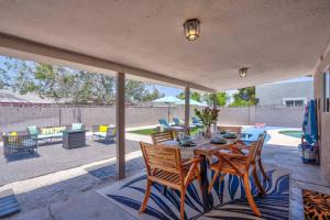 un patio con mesa y sillas en Fab PHX Getaway w/ Pool & Fire Pit, en Phoenix