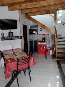 een keuken met een rode tafel en stoelen in een kamer bij MALARGUE STYLE,A 100 Mtrs DEL CENTRO,MUY UBICADO in Malargüe