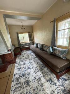 een woonkamer met een bank en een tapijt bij Chalet ifrane in Ifrane