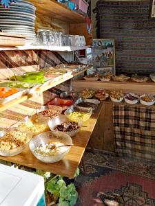 uma linha de buffet com muitos tipos diferentes de alimentos em Falcon Cave Suites em Goreme