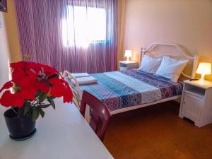 เตียงในห้องที่ Friends in Braga - Charming Bedrooms in the Historic Center