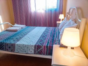 1 dormitorio con 1 cama con lámpara y ventana en Friends in Braga - Charming Bedrooms in the Historic Center en Braga