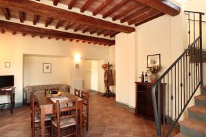 een keuken en een woonkamer met een tafel en stoelen bij Agriturismo Il Poggione in Montalcino