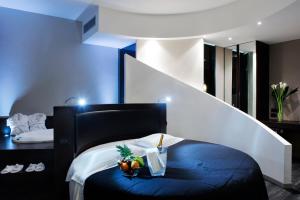 um quarto com uma cama com fruta em Twentyone Hotel em Roma