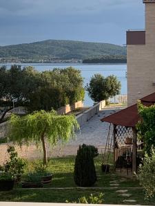 a garden with a view of a body of water at Apartment Lucie3 in Biograd na Moru