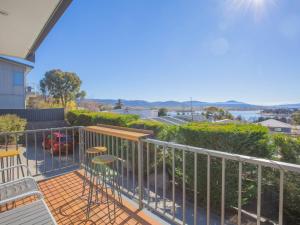 Un balcón con sillas y vista al agua. en Boronia 7 30 Nettin Circuit, en Jindabyne