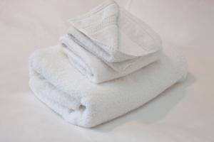 una pila de toallas blancas sentadas en una mesa en 5 bed house near Oban, en Oban