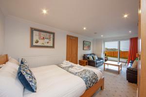 una camera con letto e un soggiorno di 5 bed house near Oban a Oban