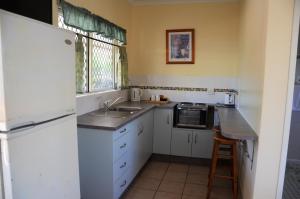 Kuchyň nebo kuchyňský kout v ubytování Cooktown Motel