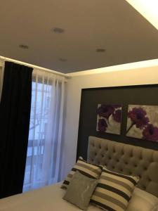 Un dormitorio con una cama grande con ventana. en Suite in San Telmo dormitorio en suite con dos baños y balcon a la calle, en Buenos Aires