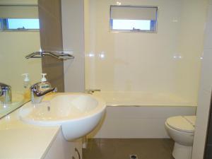 Ένα μπάνιο στο Port Vincent Seaside Apartments - Apartment 1 +8 φωτογραφίες