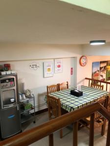 La cuisine est équipée d'une table, d'une cuisinière et d'un réfrigérateur. dans l'établissement 宜家2館, à Jinning
