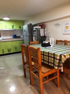 La cuisine est équipée d'une table, de chaises et d'un réfrigérateur. dans l'établissement 宜家2館, à Jinning