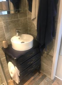 baño con lavabo blanco en un armario negro en 1-Bed luxury studio Apartment Cockermouth, en Cockermouth