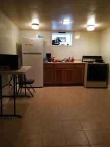 cocina con nevera blanca y mesa en 834 Happy Home -Peaceful Private RMs with Laundry en Chicago Heights
