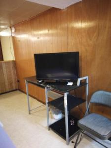 un escritorio con un ordenador y una silla en 834 Happy Home -Peaceful Private RMs with Laundry en Chicago Heights