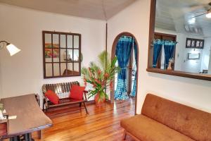 - un salon avec un canapé et une table dans l'établissement La Quinta Sarapiqui Lodge, à Sarapiquí