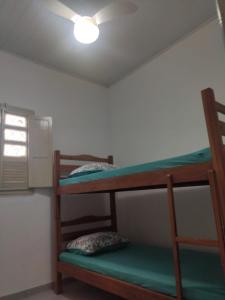 2 Etagenbetten in einem Zimmer mit Fenster in der Unterkunft Hostel Alto do Rosario in Vitória