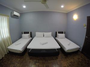 Säng eller sängar i ett rum på REBECS 12Pax@TebrauCity/Ikea/Toppen/Aeon