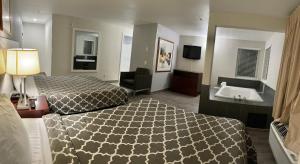 Postel nebo postele na pokoji v ubytování Americas Inn & Suite