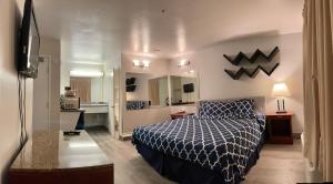 Postel nebo postele na pokoji v ubytování Americas Inn & Suite + 19 fotografií