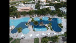 una vista aérea de una piscina en un complejo en ILOA Residence Apt Completo en Barra de São Miguel