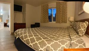 Postel nebo postele na pokoji v ubytování Americas Inn & Suite