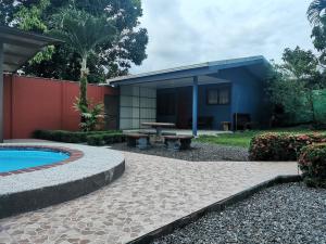 a patio with a picnic table and a building at Apartamento D Campos in Heredia