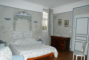 Chambre d'hôte Moulin de l'Aumonier tesisinde bir odada yatak veya yataklar
