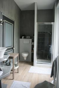 Een badkamer bij Chambre d'hôte Moulin de l'Aumonier