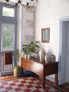 een kamer met een tafel met vazen en planten erop bij Chambre d'hôte Moulin de l'Aumonier in Beaulieu-lès-Loches