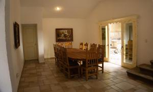 a dining room with a wooden table and chairs at Castillo San Carlos Lomas de Cocoyoc con Cancha de Padel 16Huespedes in Cocoyoc