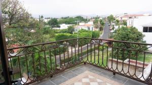 a balcony with a view of a street at Castillo San Carlos Lomas de Cocoyoc con Cancha de Padel 16Huespedes in Cocoyoc