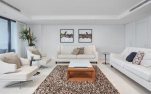 Sala de estar con 2 sofás blancos y mesa de centro en Soul Surfers Paradise - GCLR, en Gold Coast