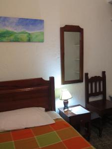 Postel nebo postele na pokoji v ubytování Hostal La Cazihita