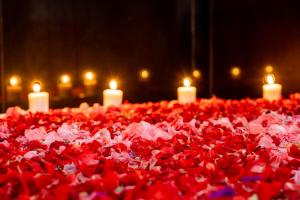 una pila de amapolas rojas con velas en el fondo en Jagaditha Villas, en Sanur