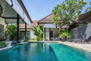una imagen de una piscina en una villa en Jagaditha Villas, en Sanur