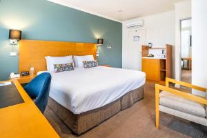 Rúm í herbergi á Gateway Hotel by Nightcap Plus +37 myndir