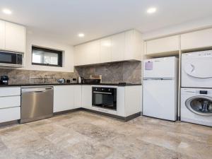 A kitchen or kitchenette at Across The Road From The Beach inlet side