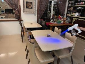 尚武村的住宿－愛之屋渡假別墅，餐厅里一张白色的桌子和椅子