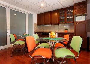 une salle à manger avec deux tables et des chaises ainsi qu'une cuisine dans l'établissement Sós Motel, à Hatvan